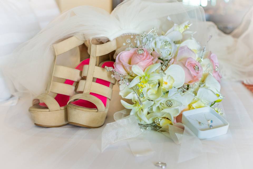 Ramo y zapatos de novia