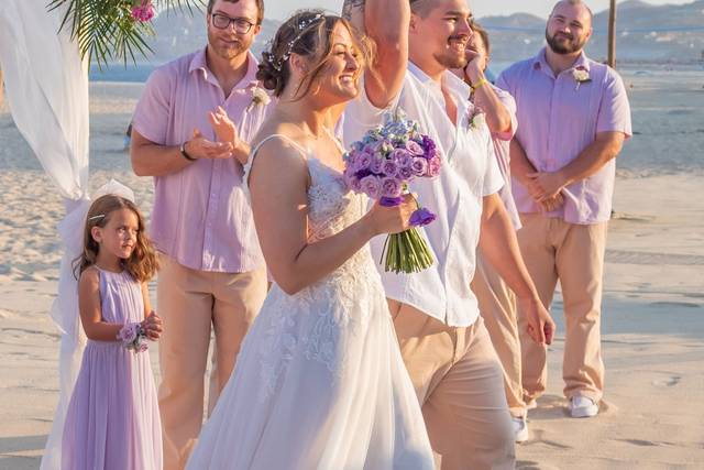 Novios festejando