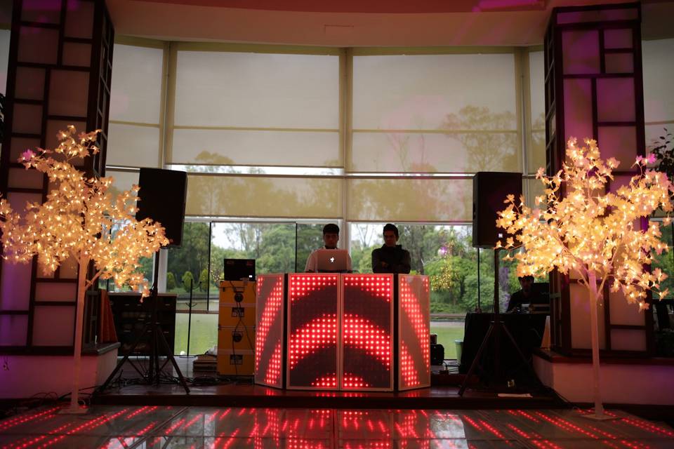 DJ y cabina iluminada