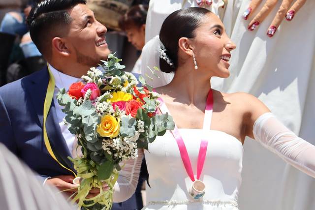 Novios festejando