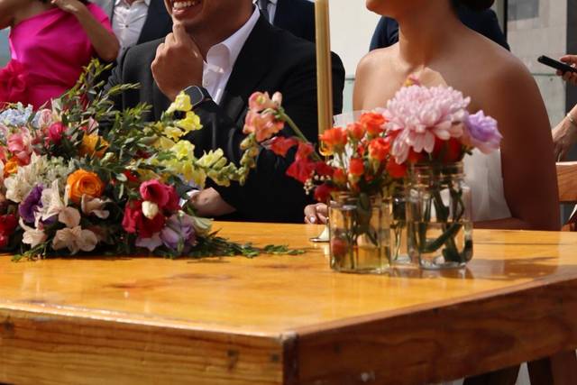 Novios sonriendo y sentados