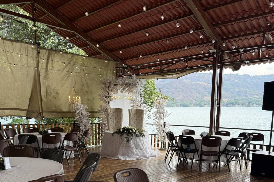 Boda frente al laguna
