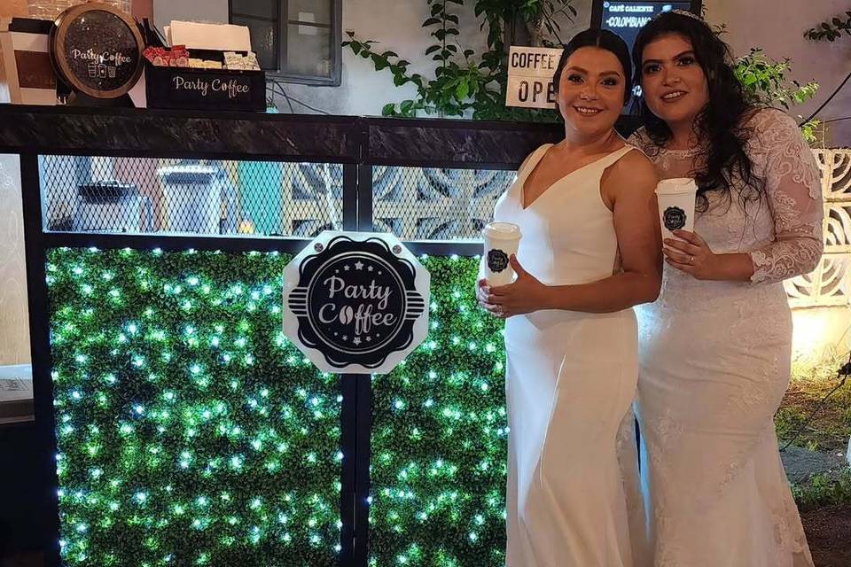 Novias con su café