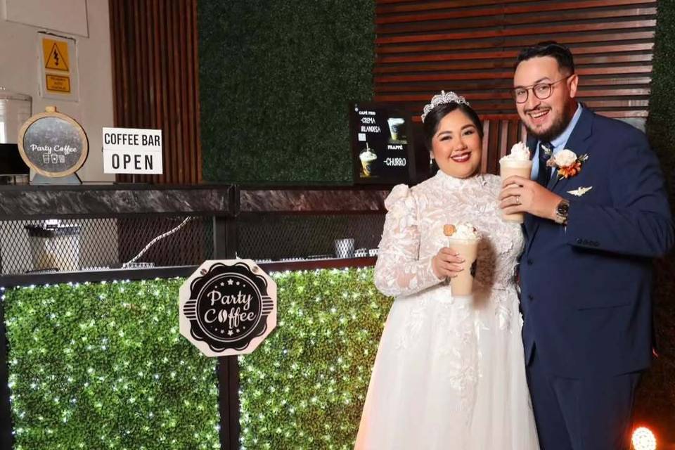 Recién casados tomando café
