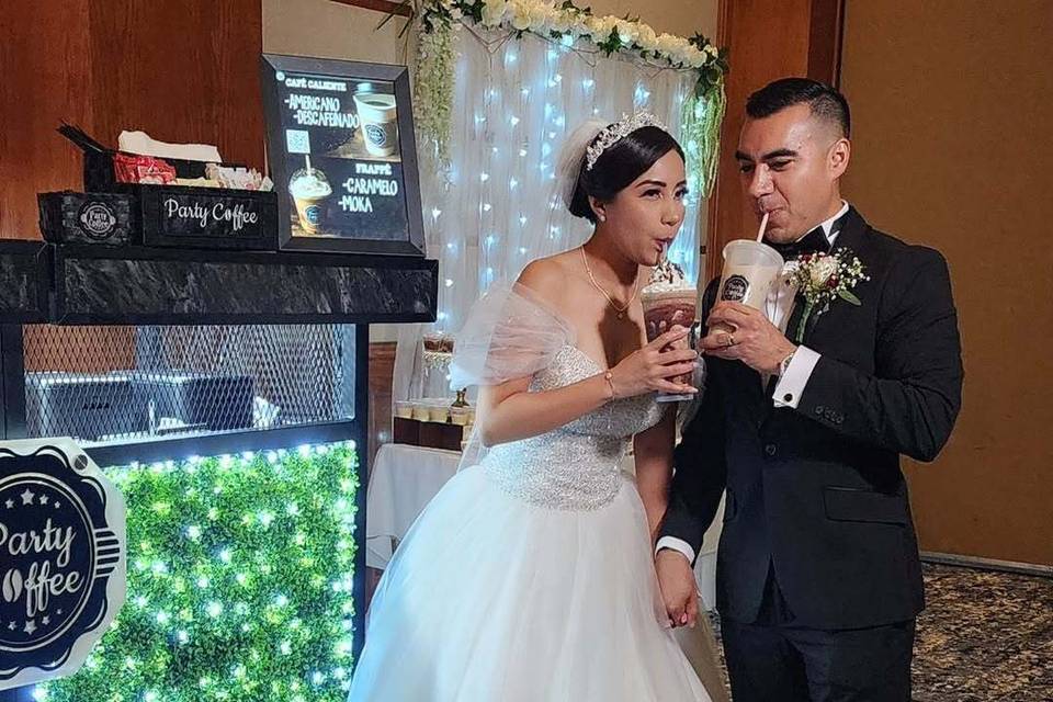 Novios tomando café