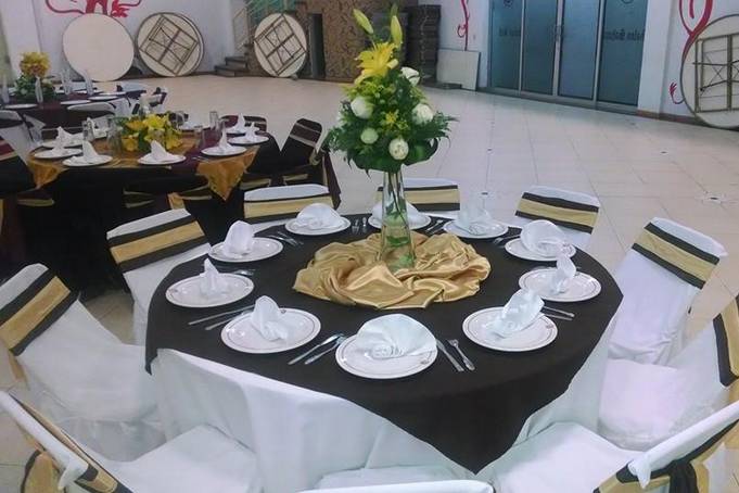 Montaje de mesa para invitados