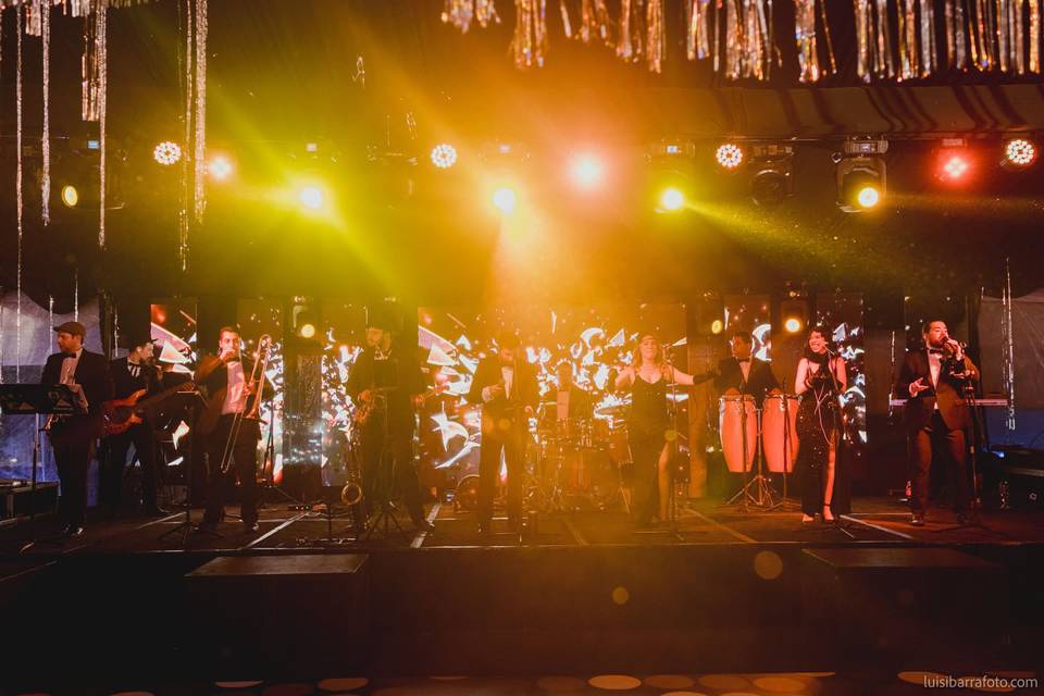 Grupo musical en el escenario