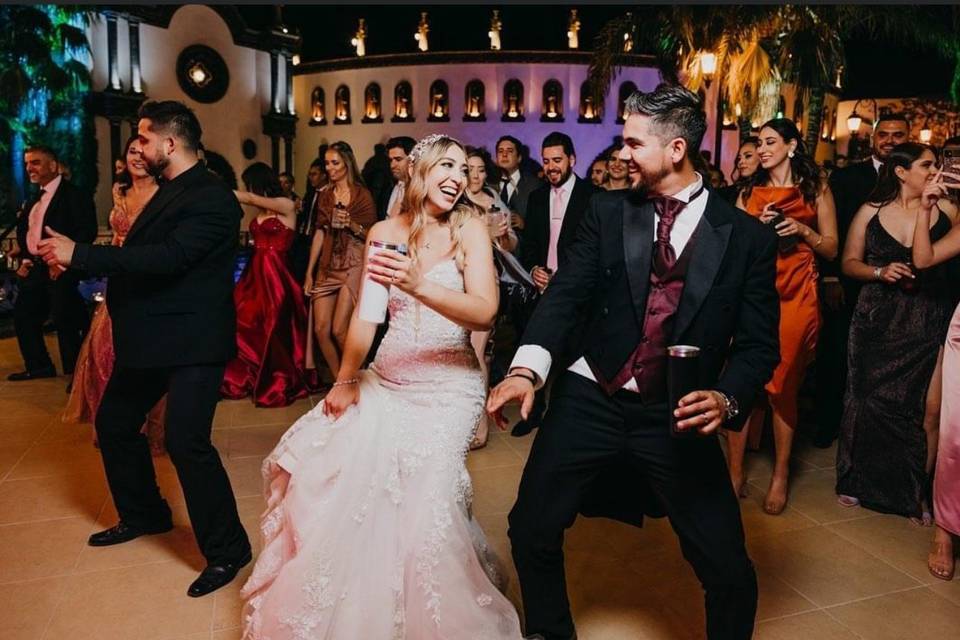 Pareja bailando con sus invitados