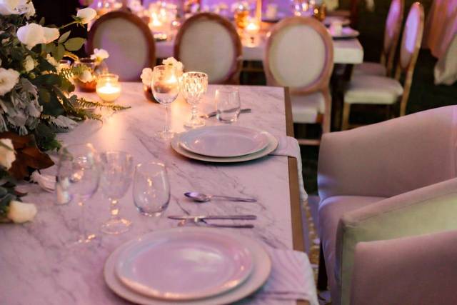 Vajilla blanca con copas y velas