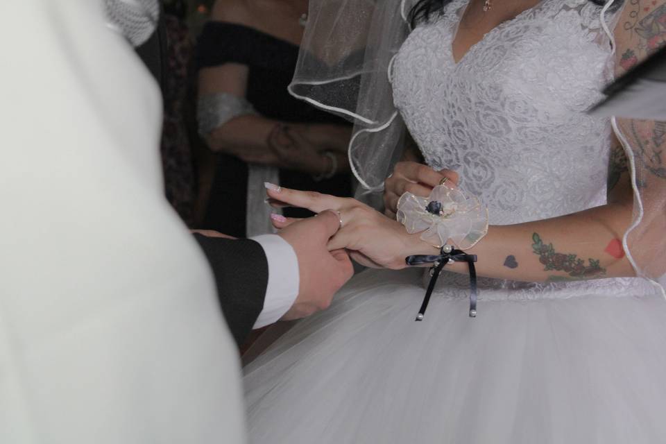 Poniendo el anillo de bodas