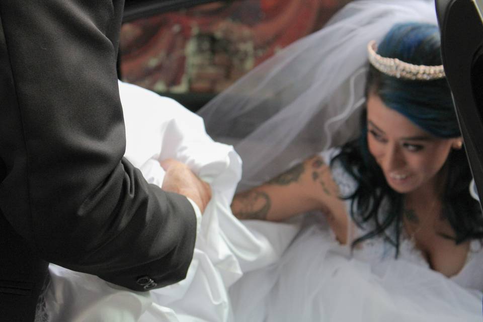 Novia bajando del auto