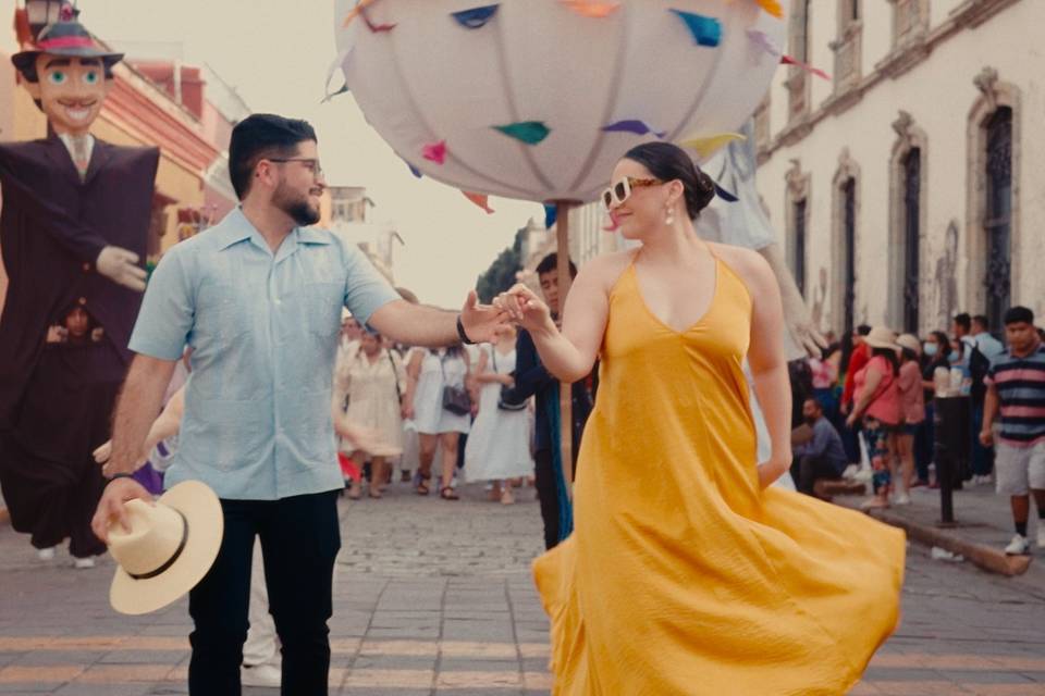 Tomados de la mano caminando por la calle