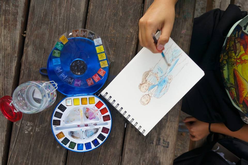 Una artista pintando en vivo