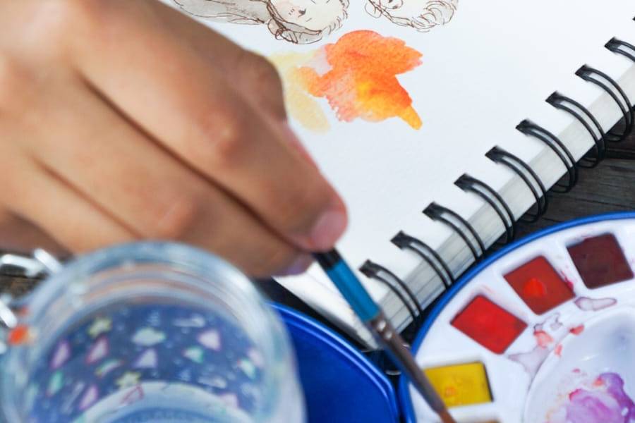 Una artista pintando en vivo