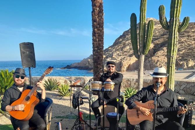 Grupo musical tocando frente al mar