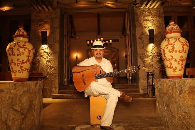 Guitarrista con cajón