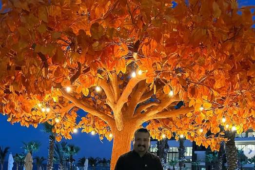 Músico frente a un árbol
