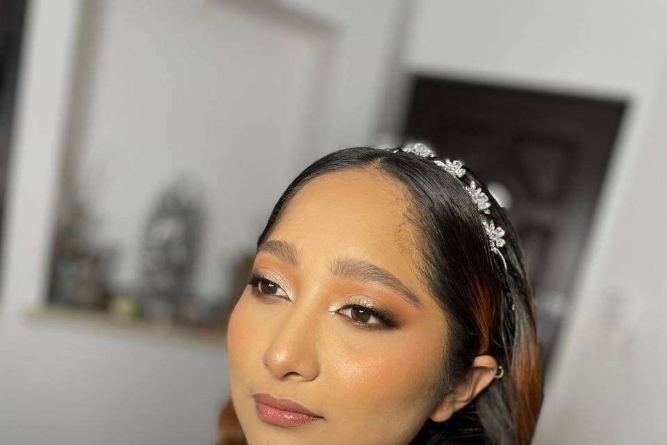 Novia sentada con make up natural