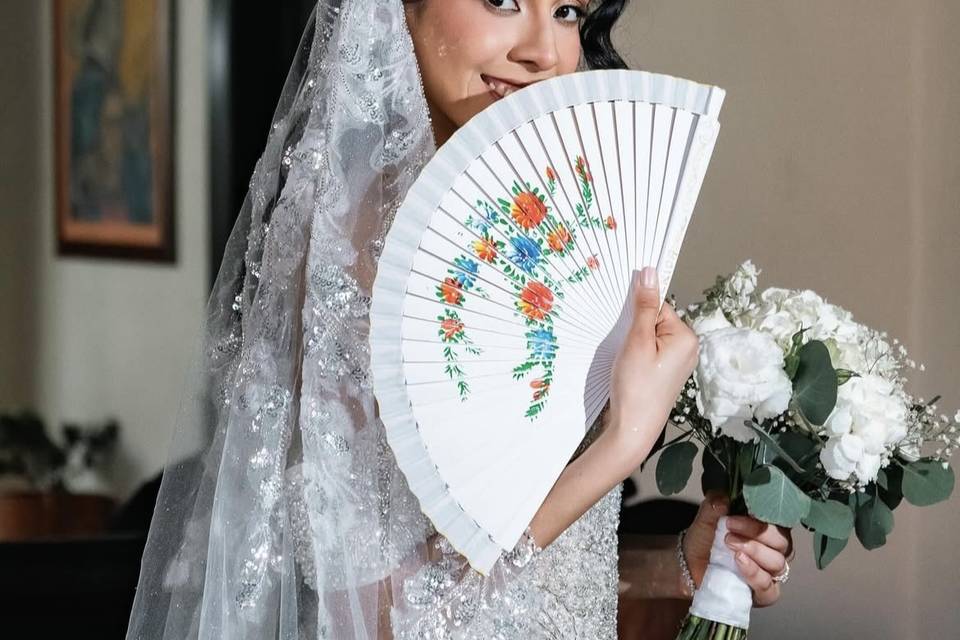 Novia con abanico