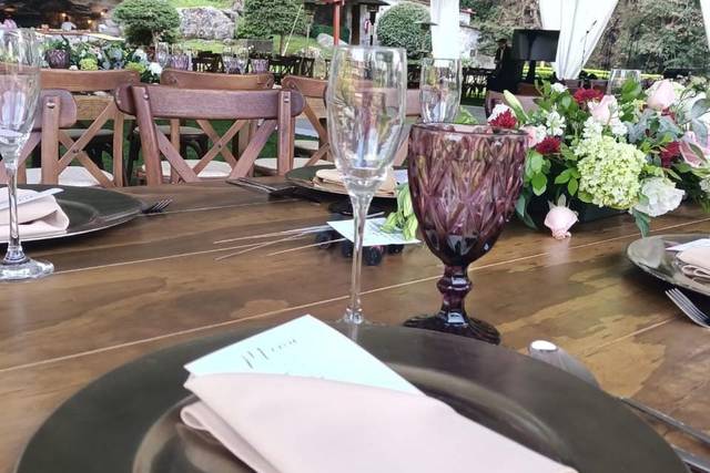 Cristalería y bajo plato