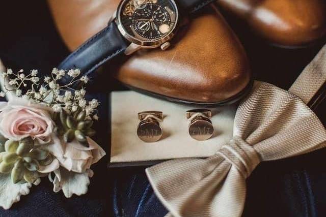 Zapatos cafés y reloj