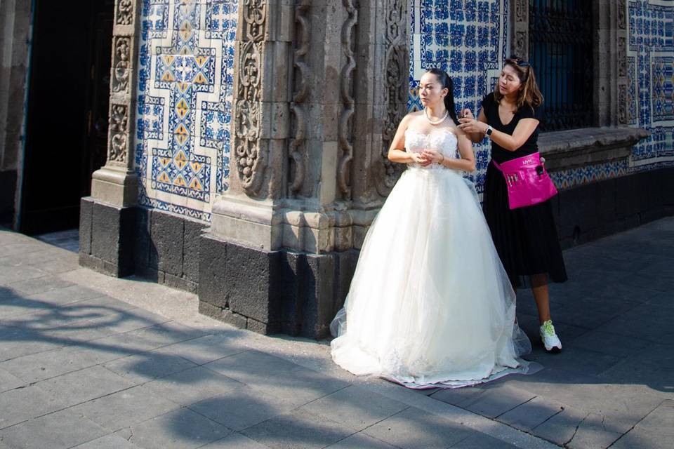 Novia posando en la Casa de los Azulejos