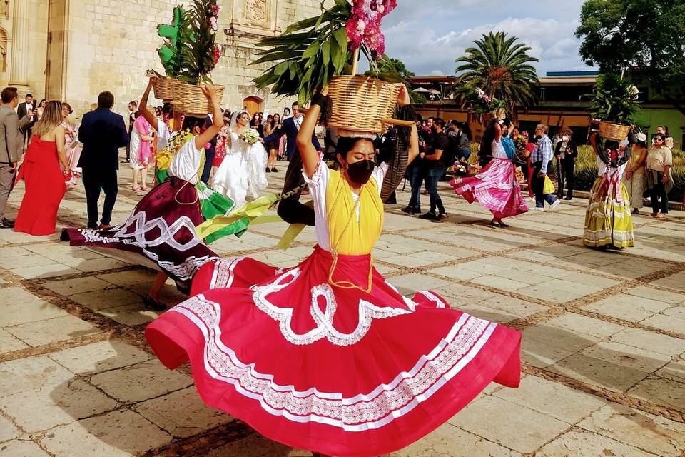 Chinas oaxaqueñas bailando