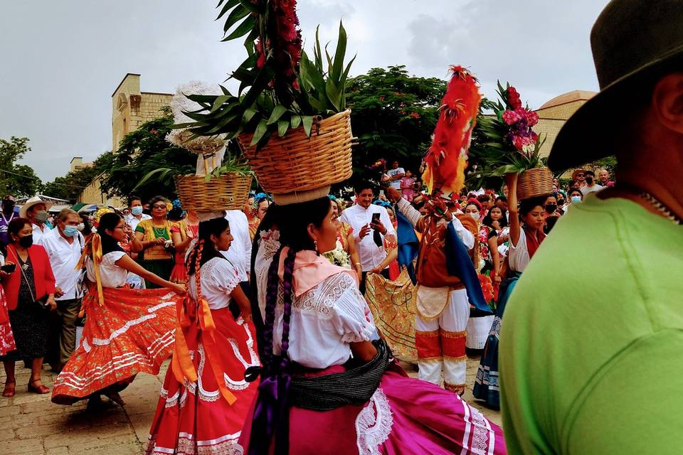 Chinas oaxaqueñas bailando