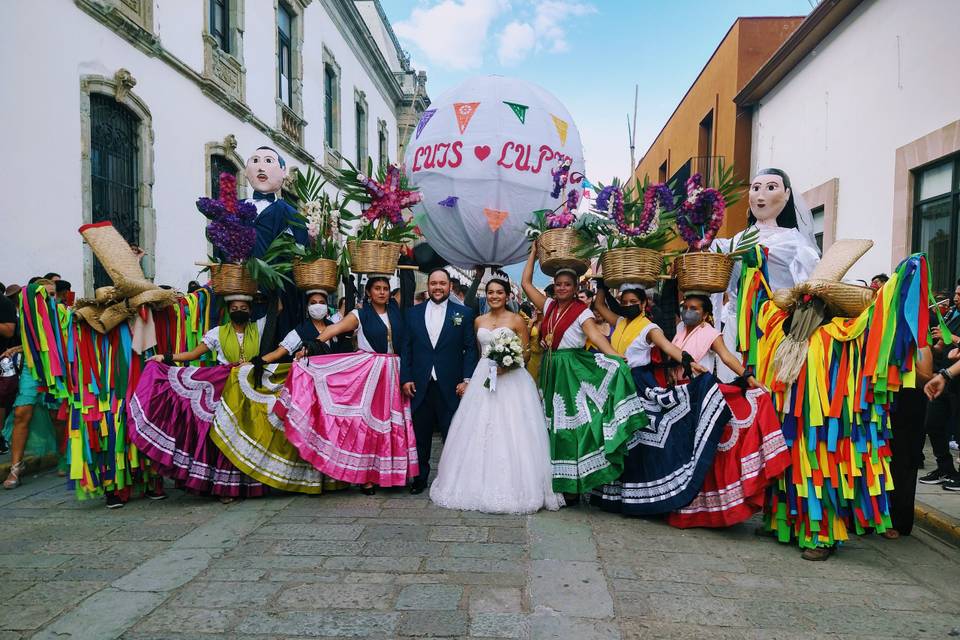 Novios con su calenda