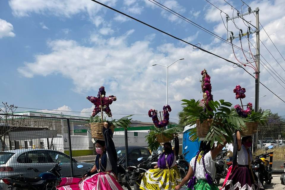 Chinas oaxaqueñas bailando