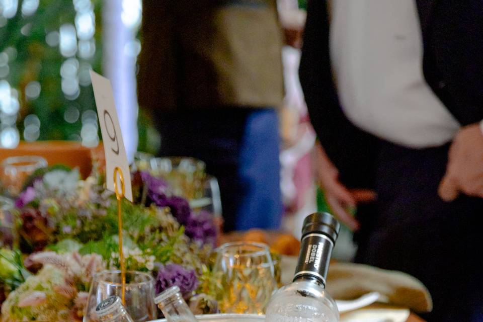 Botellas y flores en la mesa