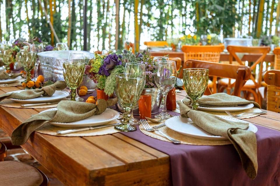 Mesa de madera con arreglos florales