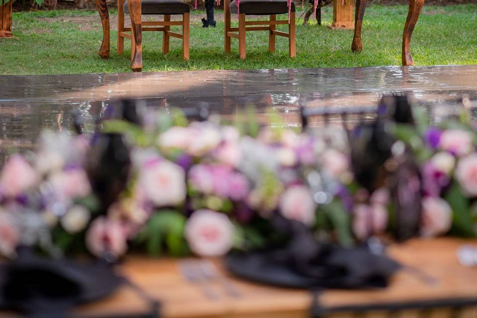 Mesa de novios decorada con flores y tela negra