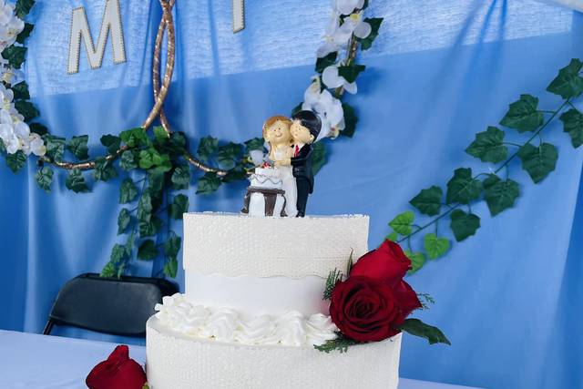 Pastel de novios y rosas