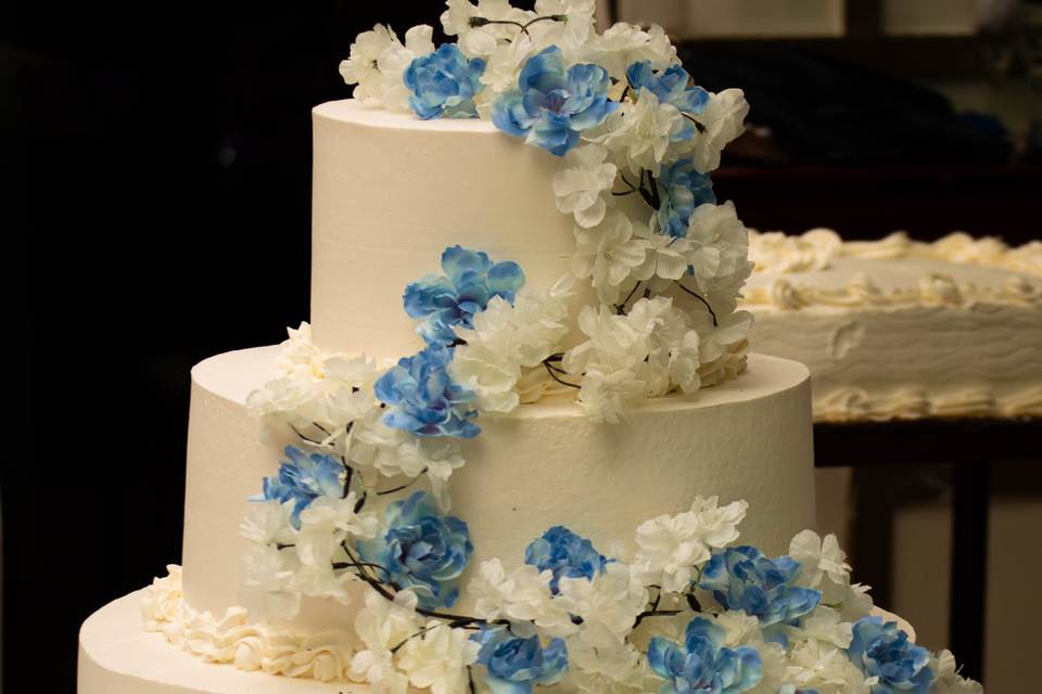 Pastel con flores azules