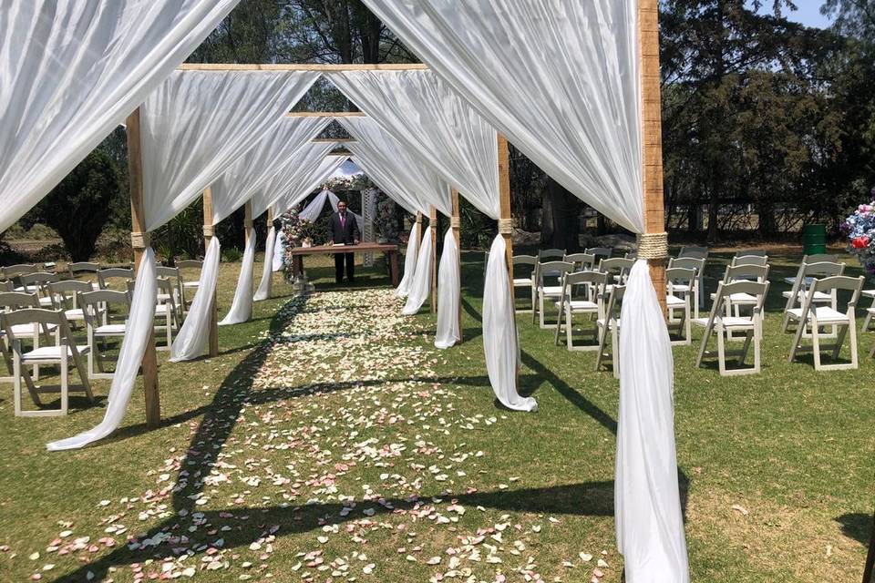 Boda civil en jardín