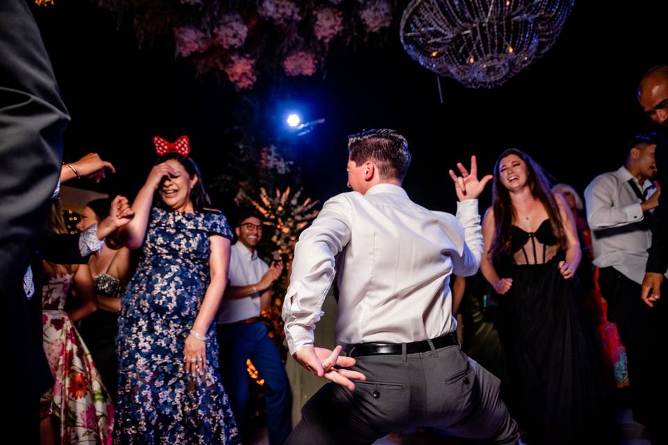 Novio de espaldas bailando