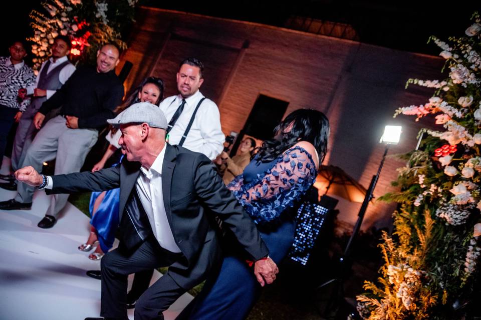 Invitados bailando