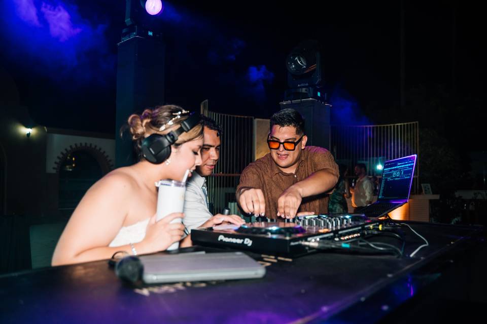 Show de DJ con iluminación
