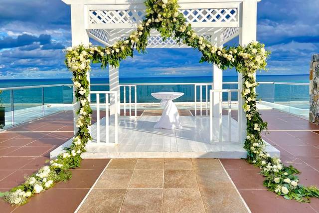 Preparación de ceremonia nupcial frente al mar