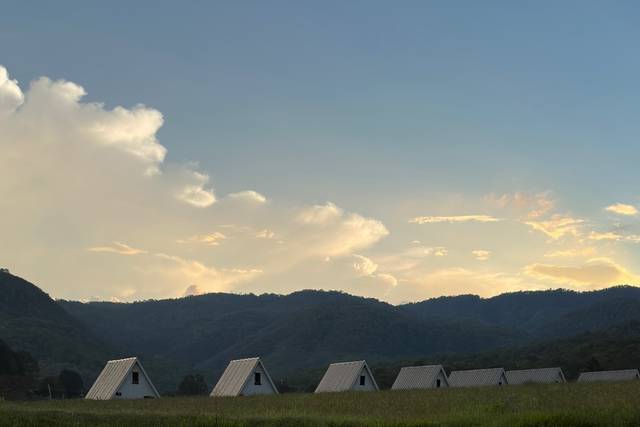 Vista atras de las cabañas