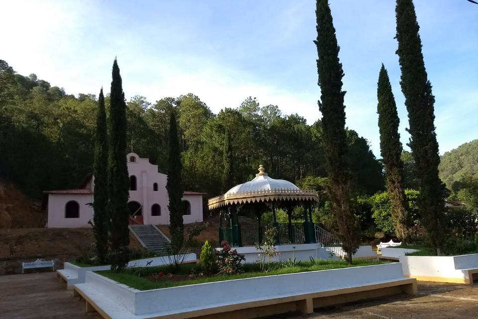 Plaza y capilla