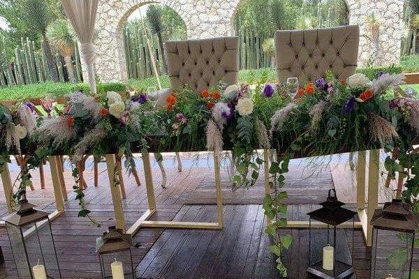 Decoración con flores para mesas de colores
