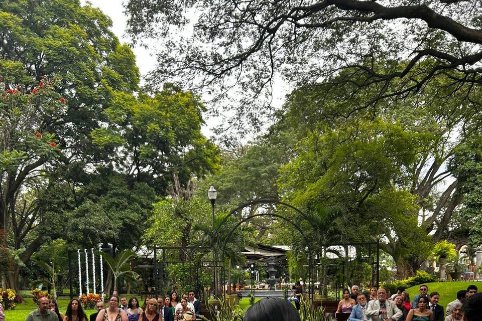 Listos en el altar