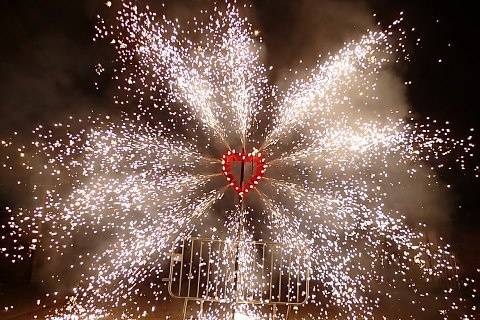 Corazón de luz roja con fuente