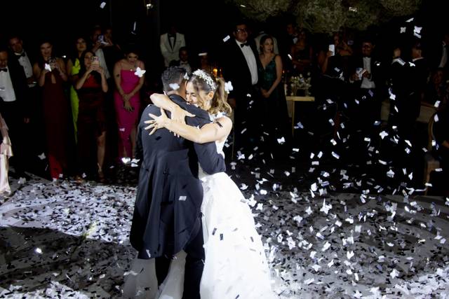 Novios bailando con papelitos