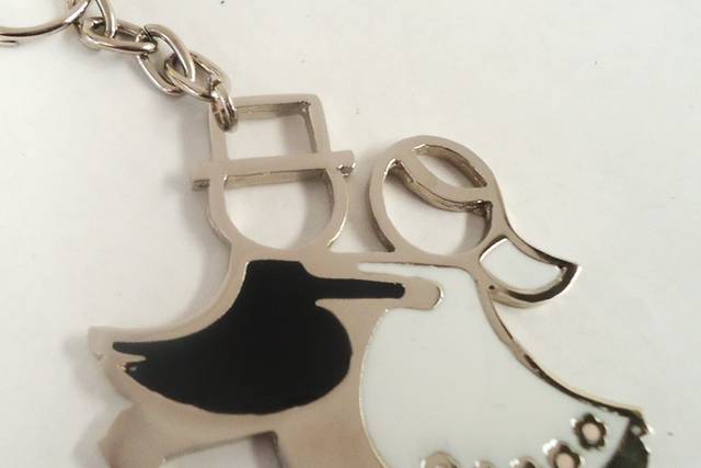 Llavero novios bailando