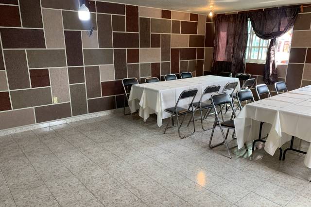 Servicio con mesas y sillas