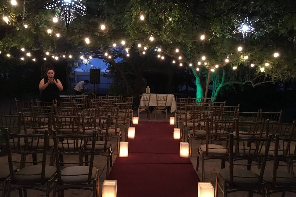 Ceremonia religiosa en jardín