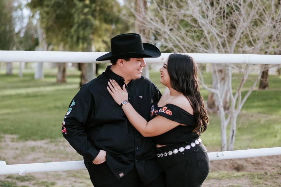 Pareja abrazada en el campo